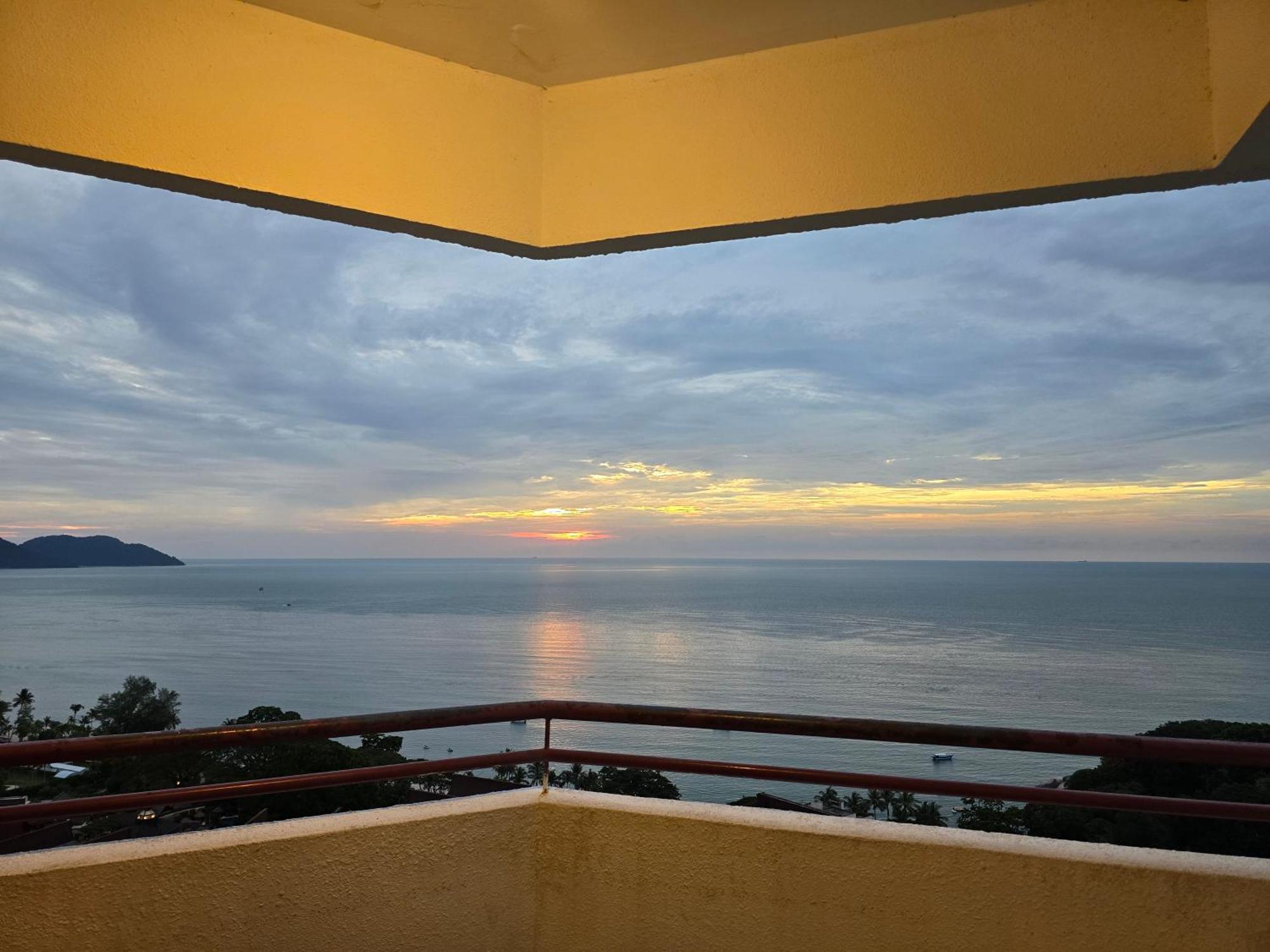Green Ocean Seaview Apartment Batu Feringgi Buitenkant foto